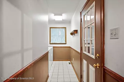 Entry Way - 925 Apple Tree Rd, Harding, PA 18643 photo 3 of 5