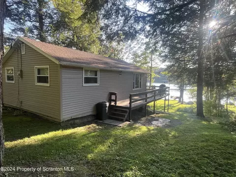 39 Lower Rockwood Rd, Union Dale, PA 18470