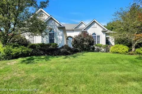 1015 Summerfield Dr, Dalton, PA 18414