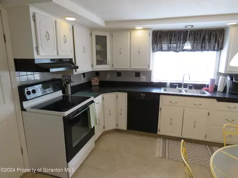 509 Maple St, Old Forge, PA 18518 photo 10