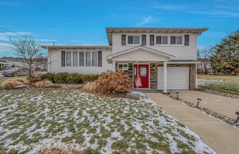 102 Roberts Dr, Dickson City, PA 18519