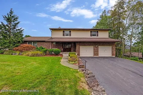 202 Templeton Dr, Dickson City, PA 18519