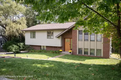 6 Fawnwood Dr, Scranton, PA 18504