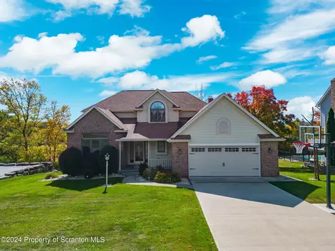 3008 Quail Hollow Dr, South Abington, PA 18411