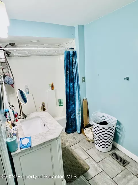 Bath - 810 Eynon St, Scranton, PA 18504 photo 2 of 3