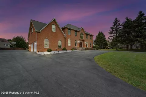 105 Crossgate Dr, South Abington, PA 18411