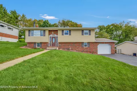 132 Valley View Dr, Peckville, PA 18452