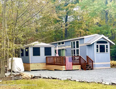 822 Goldfinch Ln, Covington Twp, PA 18424
