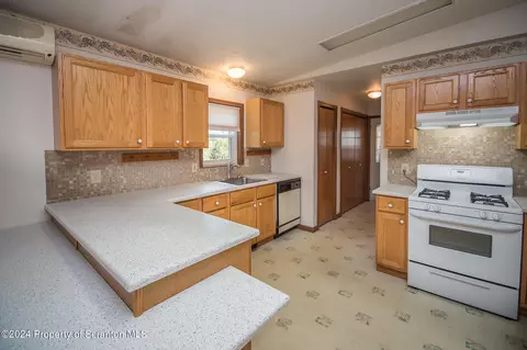 403 Main St, Moosic, PA 18507 photo 11