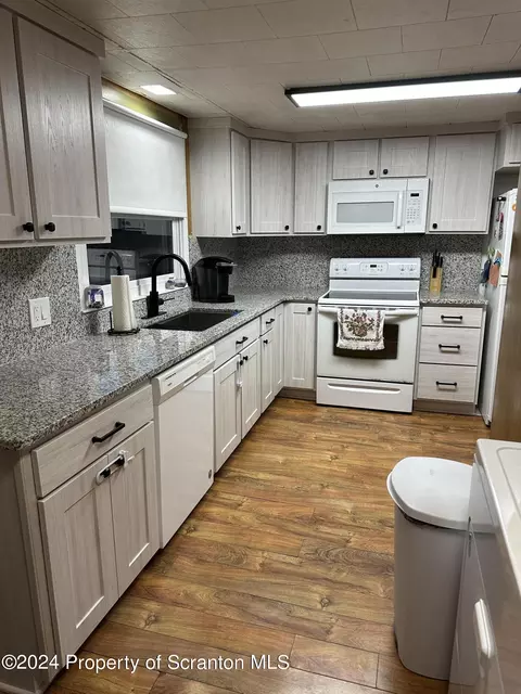 958 E Drinker St, Dunmore, PA 18512 photo 5