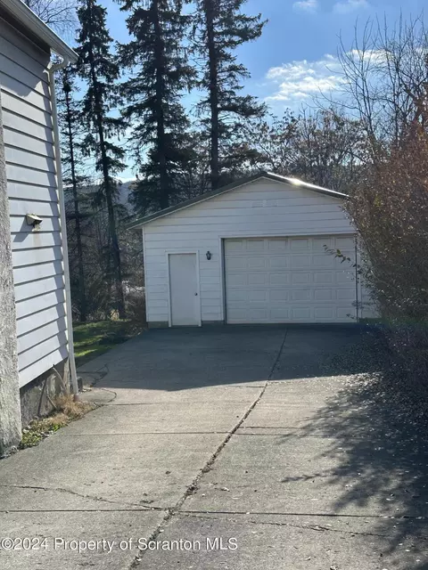958 E Drinker St, Dunmore, PA 18512 photo 38