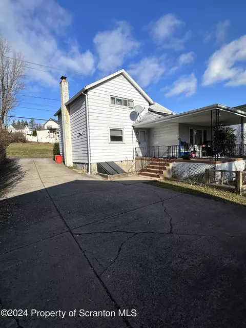 958 E Drinker St, Dunmore, PA 18512 photo 21