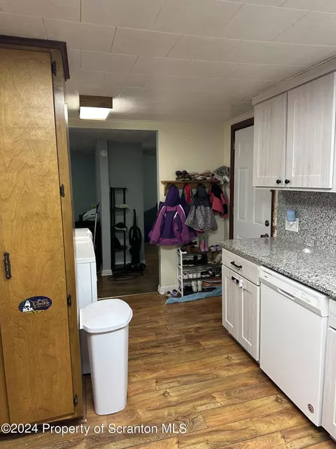 958 E Drinker St, Dunmore, PA 18512 photo 33