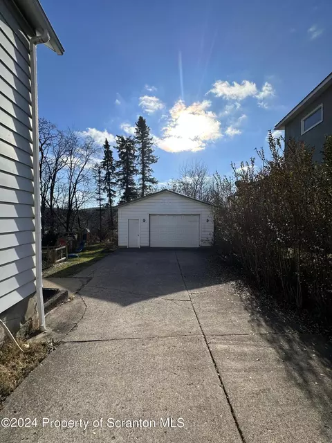 958 E Drinker St, Dunmore, PA 18512 photo 3