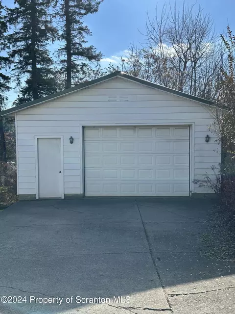 958 E Drinker St, Dunmore, PA 18512 photo 2