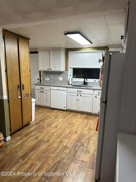 958 E Drinker St, Dunmore, PA 18512 photo 7
