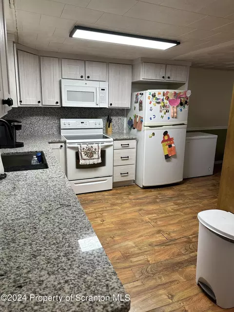 958 E Drinker St, Dunmore, PA 18512 photo 6