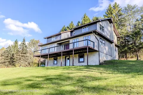 479 Quarry Hill Dr, Dalton, PA 18414