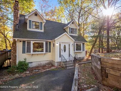 365 Wild Acres Dr, Dingmans Ferry, PA 18328