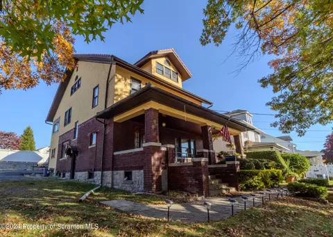 9 Hillcrest Dr, Dickson City, PA 18447
