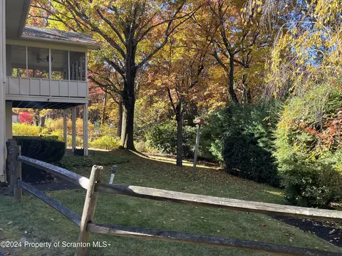 15 Leslie Dr, Scranton, PA 18505 photo 3