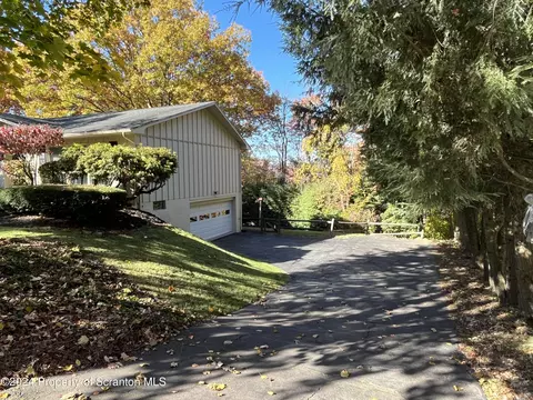 15 Leslie Dr, Scranton, PA 18505 photo 2