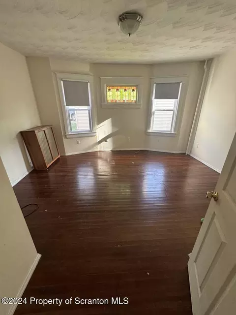 208 E Warren St, Dunmore, PA 18512 photo 4