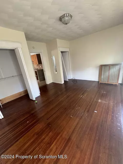 208 E Warren St, Dunmore, PA 18512 photo 10