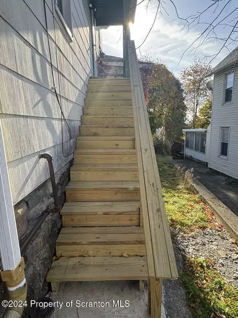 208 E Warren St, Dunmore, PA 18512 photo 31