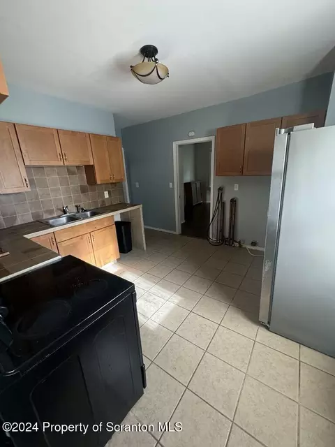 208 E Warren St, Dunmore, PA 18512 photo 5