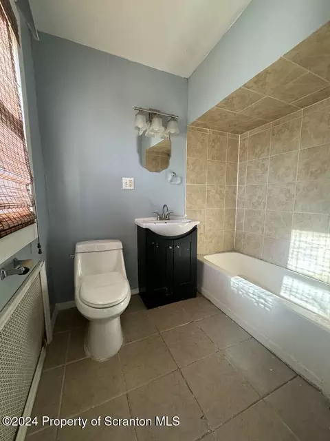 208 E Warren St, Dunmore, PA 18512 photo 13