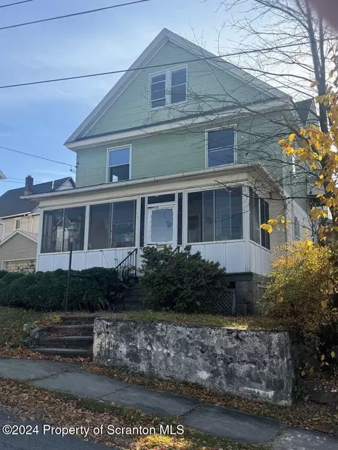 208 E Warren St, Dunmore, PA 18512 photo 2