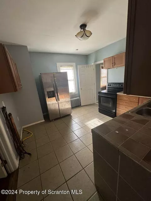 208 E Warren St, Dunmore, PA 18512 photo 7