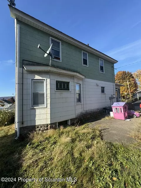 208 E Warren St, Dunmore, PA 18512 photo 3
