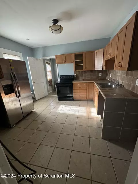 208 E Warren St, Dunmore, PA 18512 photo 6