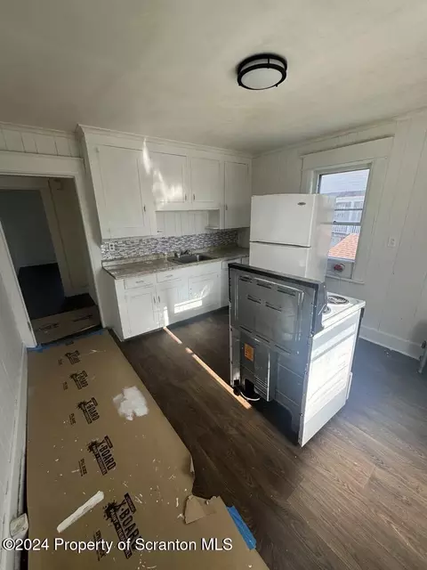 208 E Warren St, Dunmore, PA 18512 photo 16