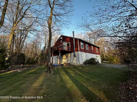 2173 Little Billy Ln, Tobyhanna, PA 18466