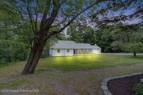 102 Hilldell Dr, Roaring Brook Twp, PA 18444
