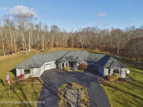 31 Holly Ln, Gouldsboro, PA 18424