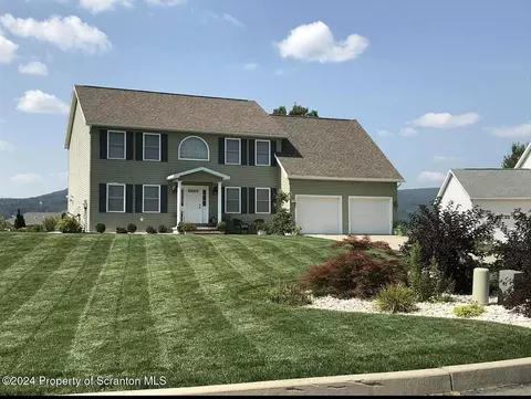 102 Ridgeview Ln, Olyphant, PA 18447