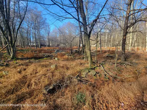 9 Kiowa Path, Gouldsboro, PA 18424