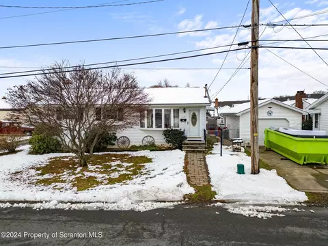 413 Franklin St, Jermyn, PA 18433