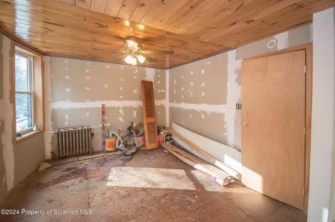 Bedroom - 225 E Mountain Rd, Scranton, PA 18505 photo 4 of 6
