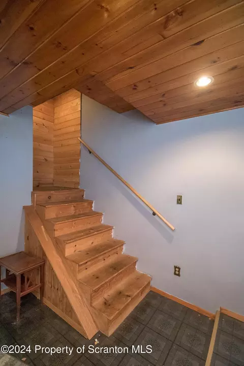 Entry Way - 225 E Mountain Rd, Scranton, PA 18505 photo 4 of 4