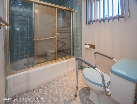 Bath - 225 E Mountain Rd, Scranton, PA 18505 photo 4 of 5