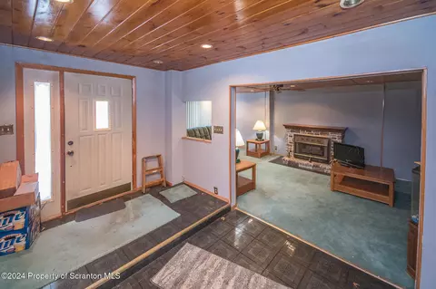 Entry Way - 225 E Mountain Rd, Scranton, PA 18505 photo 2 of 4