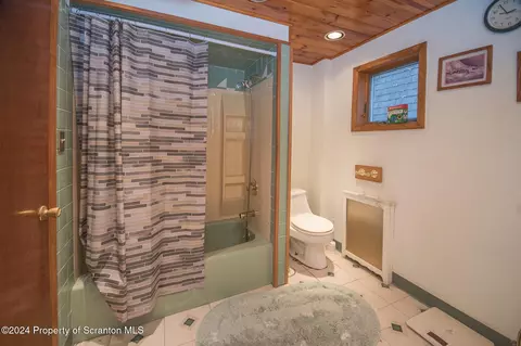 Bath - 225 E Mountain Rd, Scranton, PA 18505 photo 2 of 5
