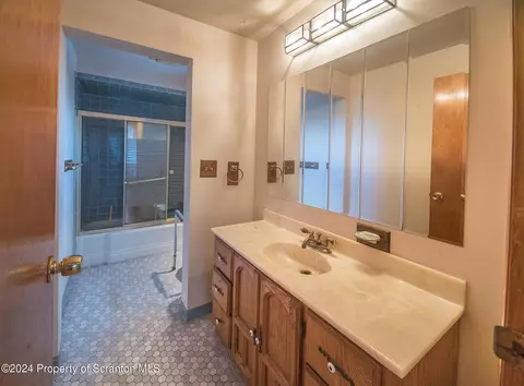 Bath - 225 E Mountain Rd, Scranton, PA 18505 photo 3 of 5