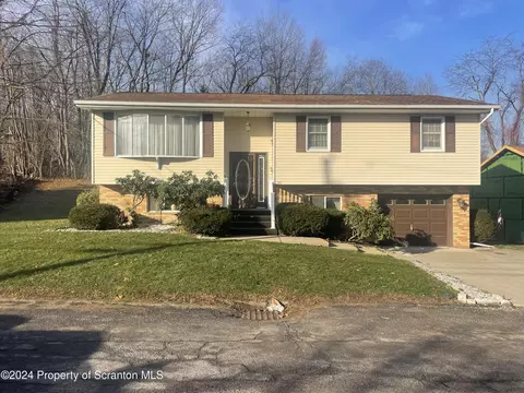 27 Pearl St, Carbondale, PA 18407