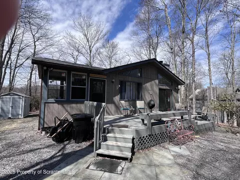 65 Wildflower Circle Cir, Gouldsboro, PA 18424